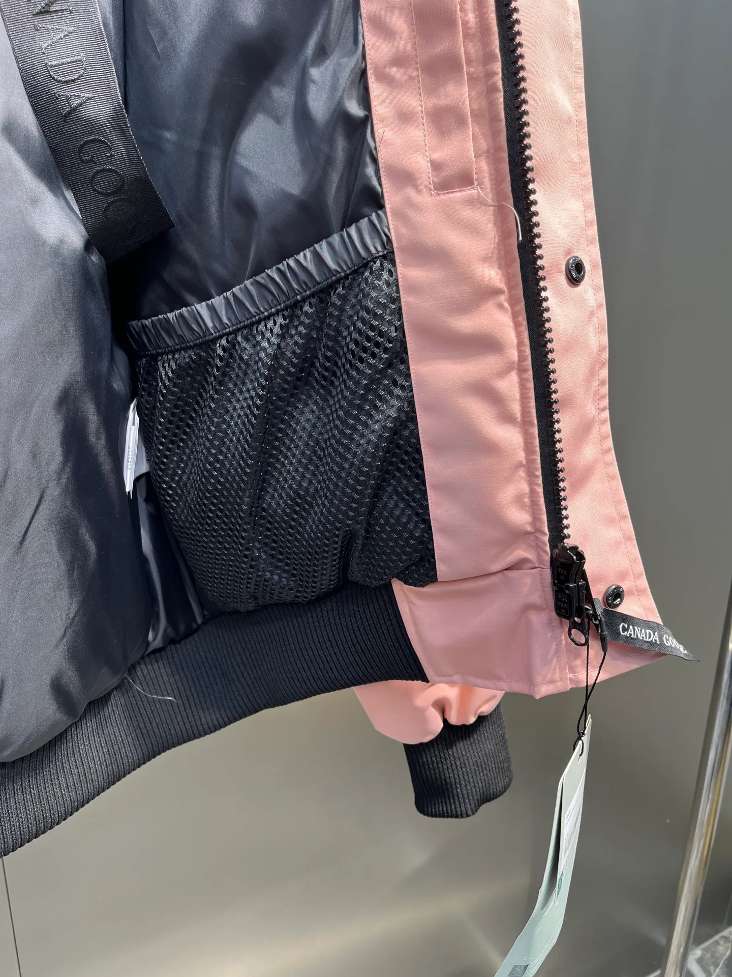 P780 high-end version (new version of Big Goose 01) Canada Goose Canada Goose #Chilliwack 7999M bomber jacket short down jacket/01 model #Men and Women Same Style# ➖ Genuine synchronous anti-counterfeiting chip sensor! ➖ Imported 21S polyester-cotton blended original fabric [last year’s 16S/18S hard fabrics have been completely eliminated, this year all use 21S genuine synchronous fabrics, the soft mid-strap feels delicate and textured], genuine synchronous Feather-Light 10D waterproof coating fabric, made of 84.5 polyester fiber and 15.5 cotton, 100% the best feel in the entire network! ➖ The genuine official website is synchronized with the national standard 80 white duck down, you can check the official website customer service, there will never be a series of misleading claims such as 90 down or goose down! ➖ Using the best nylon lining with double double-layer sealing design, velvet-proof No. 7 needle + grid-filled down ready-made garments, there is 100% no so-called velvet running! ➖ The cuffs are designed with thickened seamless threads, and the collar and pockets are lined with top-quality polar fleece to keep you warm and comfortable! ➖ Yoshida YKK provides original custom-made electroplated sliders. YKK two-way lockable zippers are tight and smooth and will not peel off paint! ➖ 3M composite guarantees that the Velcro is the same as the original, durable, and all accessories and hardware are custom-made! ➖ Imported BEHRINGER embroidery machine to customize the 10,000-needle embroidery logo, 98% of which can be reproduced to restore the original logo. You can check and compare on the official website! ➖ The fur collars are all made of large pieces of Western Canadian blue wolf hide, ensuring that each fur collar is 13-15cm wide!   Size:XS-XXL